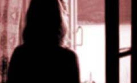 বান্ধবীকে স্বামীর সঙ্গে সেক্স করতে বাধ্য করার অভিযোগে মহিলা গ্রেফতার