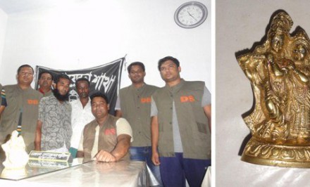 চুয়াডাঙ্গা গোয়েন্দা পুলিশের ক্রেতা সেজে সফল অভিযান : চকচকে ধাতুর তৈরি রাধা-কৃষ্ণের মূর্তি উদ্ধার : আটক-২