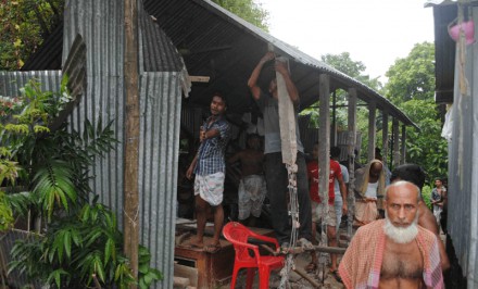 শাহজাদপুরে বসতঘর-তাঁত ফ্যাক্টরী ভেঙ্গে গুড়িয়ে দিয়ে ২০ লাখ টাকার বাড়ী দখল
