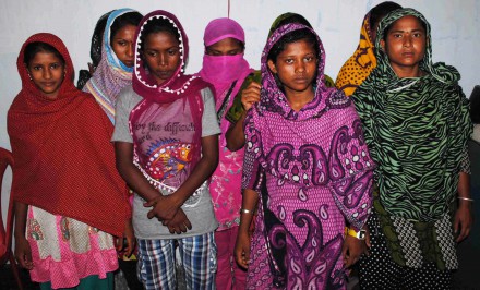 নগ্ননৃত্য ও দেহ ব্যবসার সাথে জড়িত ১১ নারী ও ৫ ব্যবসায়ী গ্রেফতার