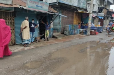 শাহজাদপুরে এভাবে দোকানের সামনে বসে ও দাড়িয়ে পাহারা দিয়ে চলছে বেচাকেনা