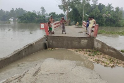 শাহজাদপুরে সড়ক ভেঙ্গে ৫ গ্রামের যোগাযোগ বিচ্ছিন্ন