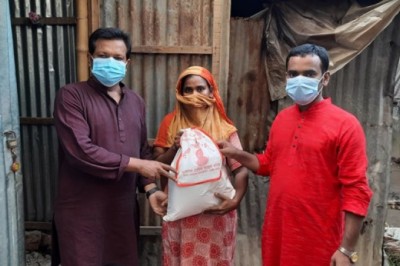 শাহজাদপুরে দুস্থদের বাড়িতে খাদ্য সামগ্রী পৌঁছালেন প্রফেসর মেরিনা জাহান কবিতা