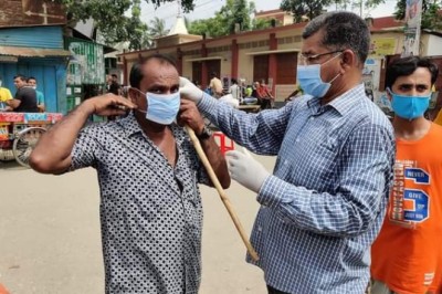 শাহজাদপুরে সাবেক মেয়র মিরু’র করোনার সুরক্ষা সামগ্রী বিতরণ