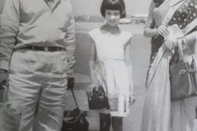 ৭ই আগষ্ট ১৯৫৬ সালে, কলকাতার দমদম বিমানবন্দরে তোলা, স্বামী দিবানাথ সেন ও কন্যা মুনমুন সেনের সাথে কিংবদন্তী অভিনেত্রী সুচিত্রা সেন