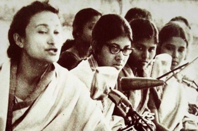 ১৯৭০ খ্রিস্টাব্দে একটি মঞ্চসঙ্গীত পরিবেশন করছেন কিংবদন্তি নজরুলসঙ্গীত শিল্পী ফিরোজা বেগম এবং পাশে মুর্শিদ জাহান