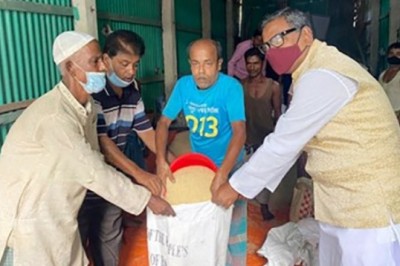 ঘুষি মারা সেই বৃদ্ধকে এবার নিজ হাতে চাল দিলেন কাদের মির্জা