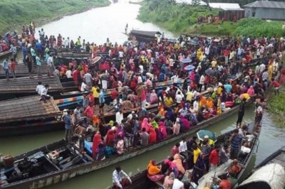 ট্রাক ও নৌকায় ঢাকায় ছুটছে শাহজাদপুরের কর্মজীবি মানুষ