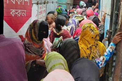 শাহজাদপুরে ন্যায্যমূল্যের চাউল-আটা একই ব্যক্তি একাধিক বার নেওয়ার অভিযোগ