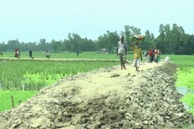 শাহজাদপুরে স্বেচ্ছাশ্রম-অর্থায়নে হচ্ছে ১০ গ্রামবাসীর জন্য মেঠোপথ