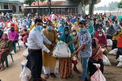 শাহজাদপুরে ৩০০ অসহায় পেলেন কালের কণ্ঠ শুভসংঘের খাদ্য সহায়তা