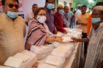 জাতীয় শোক দিবস উপলক্ষে আ.লীগ নেত্রী কবিতার খাদ্য সহায়তা প্রদান