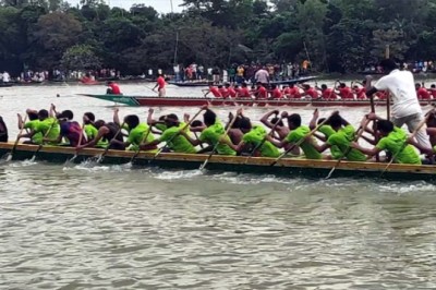 শাহজাদপুরের কাদাই বাদলা’য় ঐতিহ্যবাহী নৌকা বাইচ অনুষ্ঠিত