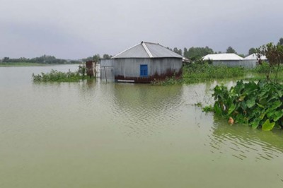 শাহজাদপুরে বন্যার পানি, বাড়ছে জনদুর্ভোগ