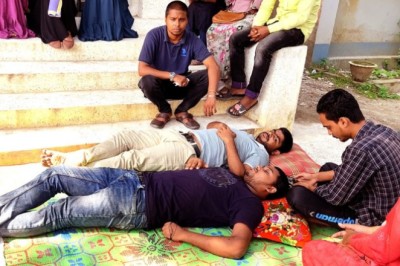 শিক্ষক ফারহানার স্থায়ী বহিষ্কারের দাবীতে শিক্ষার্থীদের আন্দোলনে উতপ্ত ফের রবি