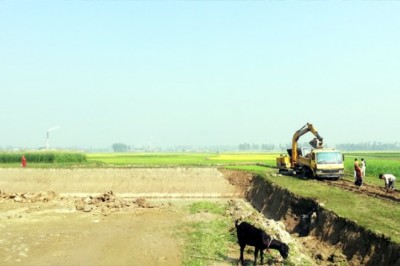 শাহজাদপুরে ফসলি জমির মাটি যাচ্ছে ইটভাটায় : নিয়মনীতির তোয়াক্কা না করে চলছে পুকুর খনন