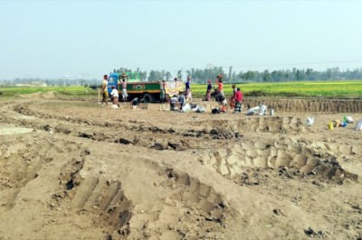 ফসলি জমির মাটি যাচ্ছে ইটভাটায়