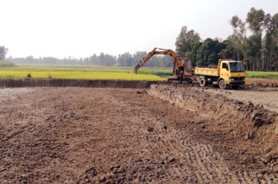 শাহজাদপুরে ফসলি জমির মাটি যাচ্ছে ইটভাটায় : এ যেন দেখার কেউই নেই