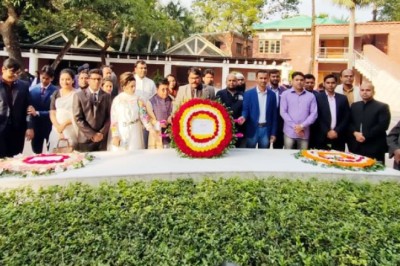 বঙ্গবন্ধুর সমাধিতে রবীন্দ্র বিশ্ববিদ্যালয়ের ভাইস-চ্যান্সেলর শ্রদ্ধা নিবেদন