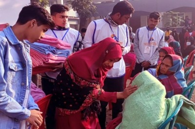 শাহজাদপুরে আলোকবর্তিকার উদ্দোগে দুঃস্থ্যদের মাঝে কম্বল বিতরণ