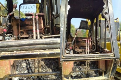 শাহজাদপুরে করতোয়া নদী খনন প্রকল্পের ভেকু পুড়িয়ে দিয়েছে দুর্বৃত্তরা