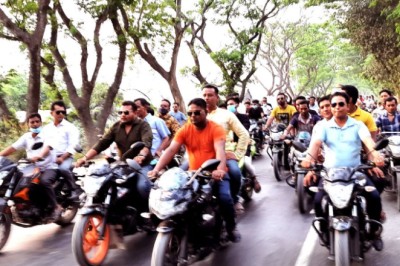 সভাপতি প্রার্থী রতন ও সাধারন সম্পাদক প্রার্থী মানিকের বিশাল মোটরসাইকেল শোভাযাত্রা ও পথসভা