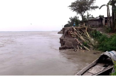 যমুনার তীব্র ভাঙনে নদীগর্ভে বিলীন শতাধিক ঘরবাড়ি