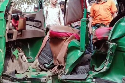 শাহজাদপুরে নিষিদ্ধ থ্রি-হুইলার-বাস সংঘর্ষে মা-মেয়ে নিহত! আহত ৫