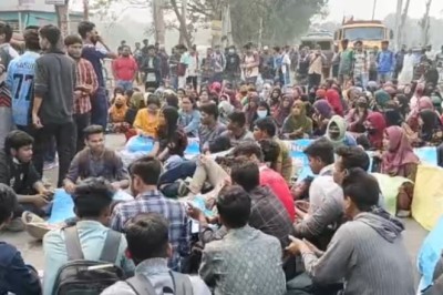 স্থায়ী ক্যাম্পাসের দাবীতে রবি শিক্ষার্থীদের বিক্ষোভ : মহাসড়ক অবরোধ