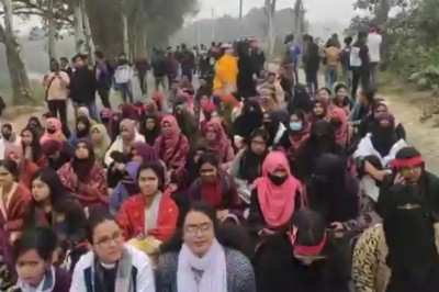 স্থায়ী ক্যাম্পাসের দাবীতে রবীন্দ্র বিশ্ববিদ্যালয় শিক্ষার্থীদের বিক্ষোভ অব্যাহত : মহাসড়ক অবরোধ