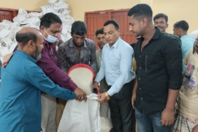 শাহজাদপুরের হাবিবুল্লাহনগর ইউপিতে ভিজিএফ’র চাল বিতরণ