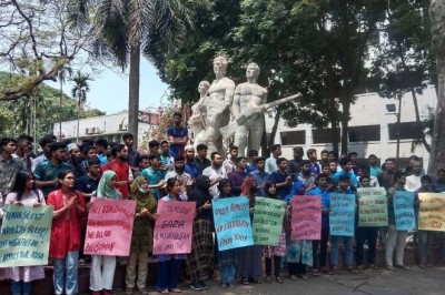 প্ল্যাকার্ডে ‘শো ইসরায়েল দ্য রেড কার্ড’, ঢাকাসহ দেশের বিভিন্ন জায়গায় বিক্ষোভ