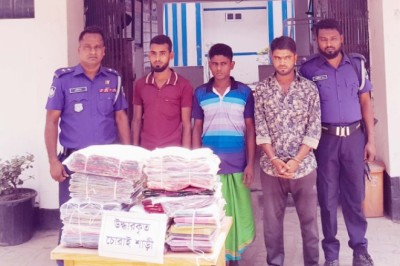 শাহজাদপুরে চুরি হওয়া শাড়িসহ গ্রেফতার ৪