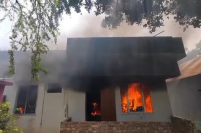 রায়গঞ্জে বাড়ির ভেতরে গুপ্তস্থানের সন্ধান, সুড়ঙ্গ বানিয়ে বের হলেন দুজন